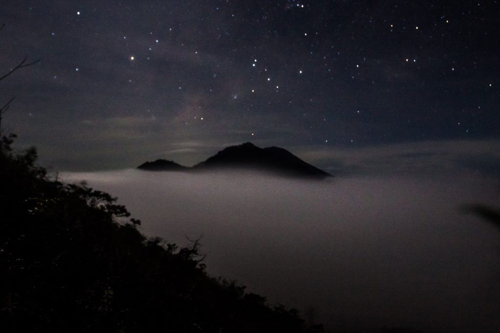 Vrcholek Mt Agung nad oblačností