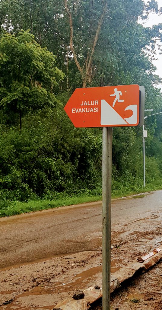 Ale víme, kam utíkat před tsunami, hned se cítíme bezpečněji :-)