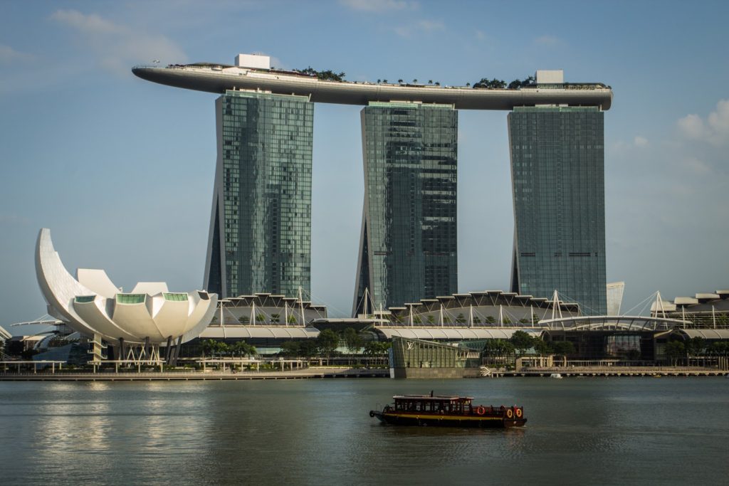 Majestátní hotel s terasou ve tvaru lodi - Marina Bay Sands