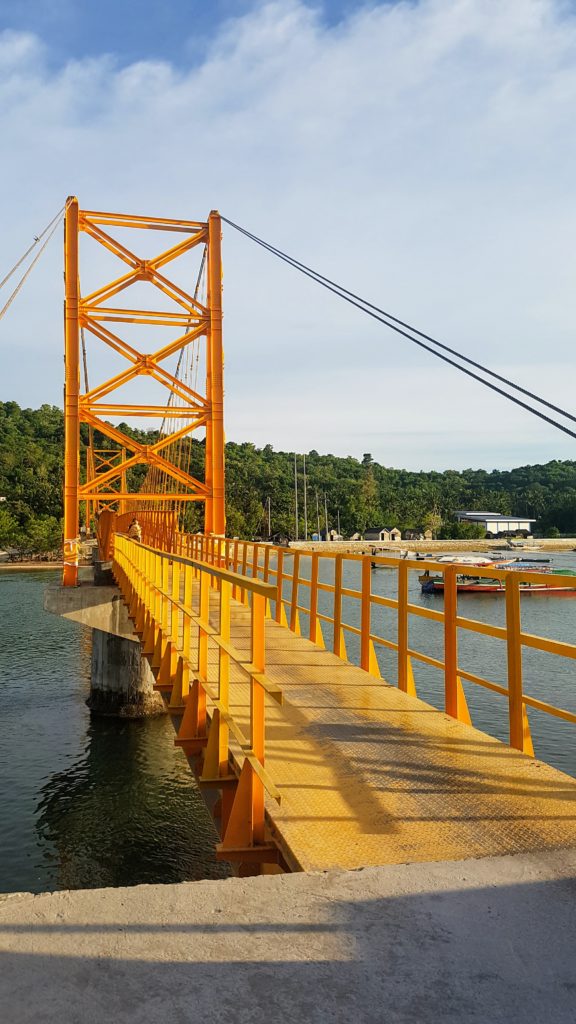 Přejít přes most z ostrova Nusa Lembongan na Nusa Ceningan je skutečným zážitkem