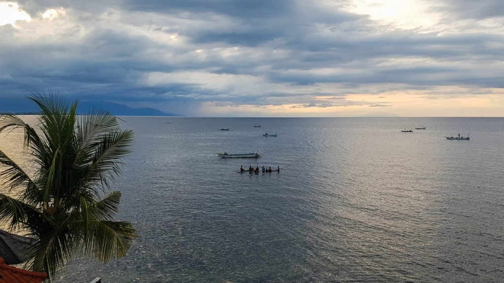 Lovina beach a výhled z bazénu