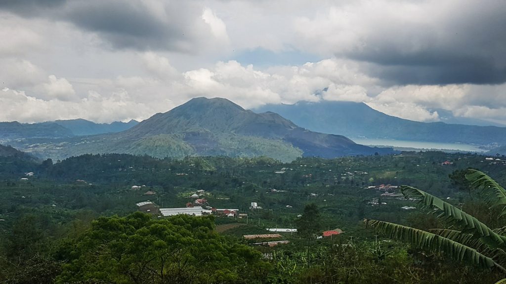 Sopka Mount Batur a jezero