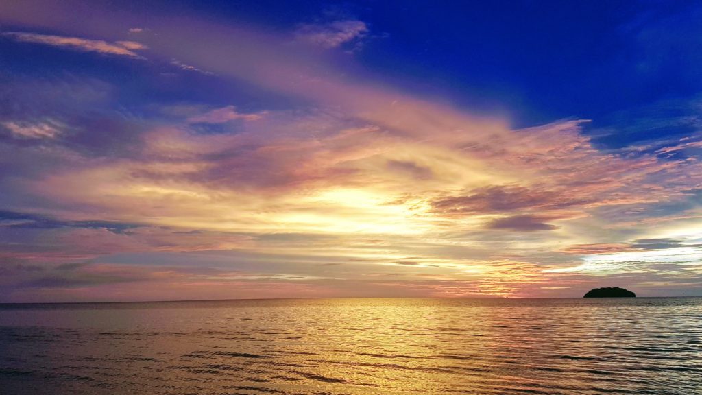 Tanjung Aru Beach - západy slunce jsou nejlepším televizním pořadem