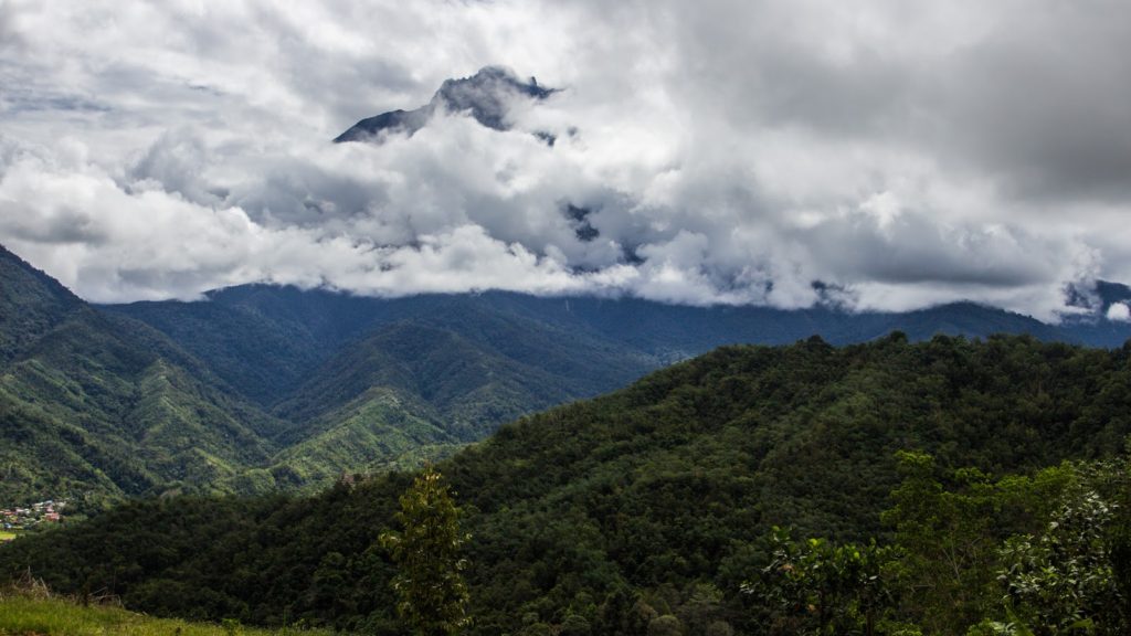 Národní park Kinabalu a Mount Kinabalu schovaná v mracích